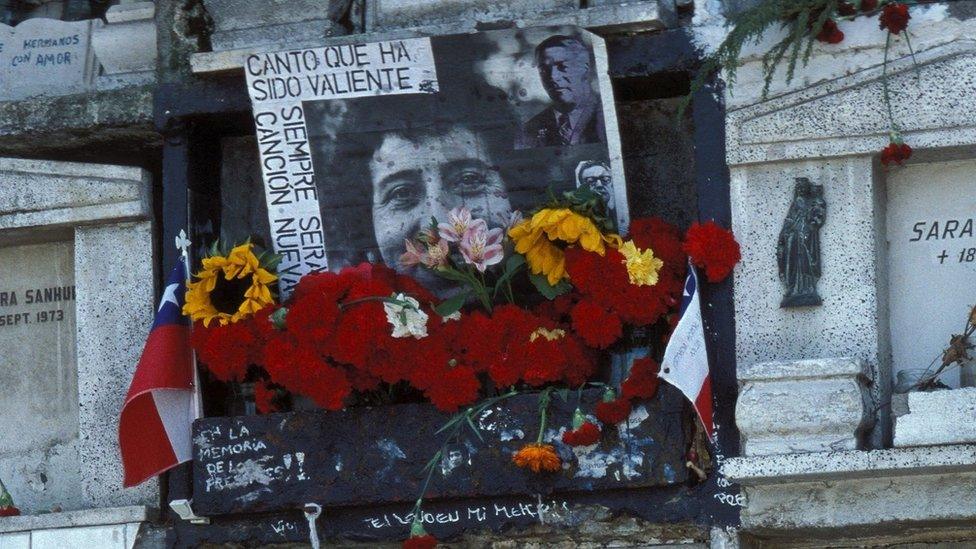 Grave of Victor Jara, main graveyard of Santiago.