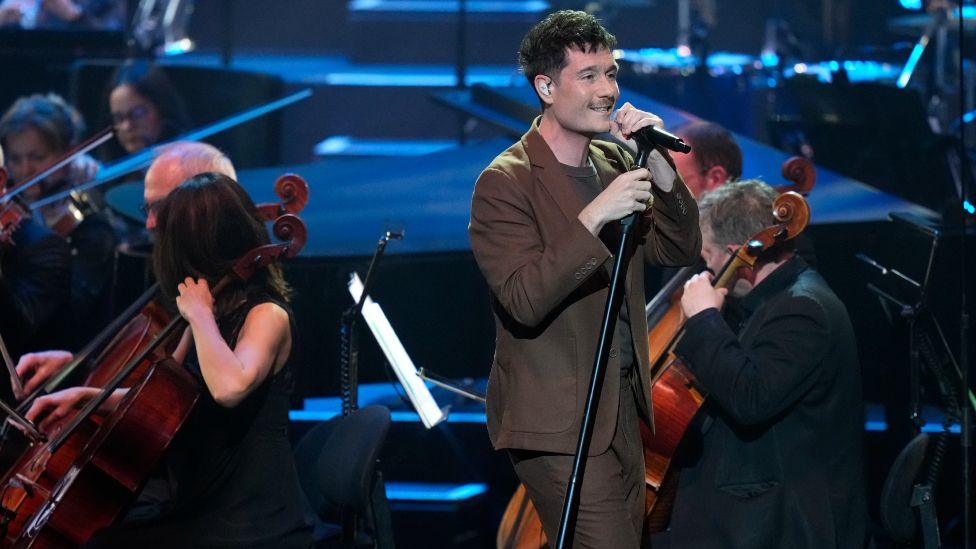Dan Smith në skenë me Orkestrën e Koncerteve të BBC-së në koncertin e 100-vjetorit të lindjes së Sir David Attenborough