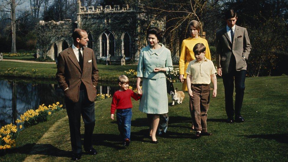 Y Tywysog Philip a'r Frenhines gyda'u plant Anne, Charles, Andrew ac Edward - Castell Windsor, 1968