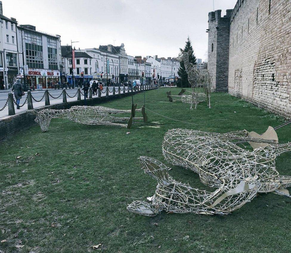 Mae'r Nadolig drosodd ac mae Eleanor wedi penderfynu chwynnu'r ceirw tu fas Castell Caerdydd