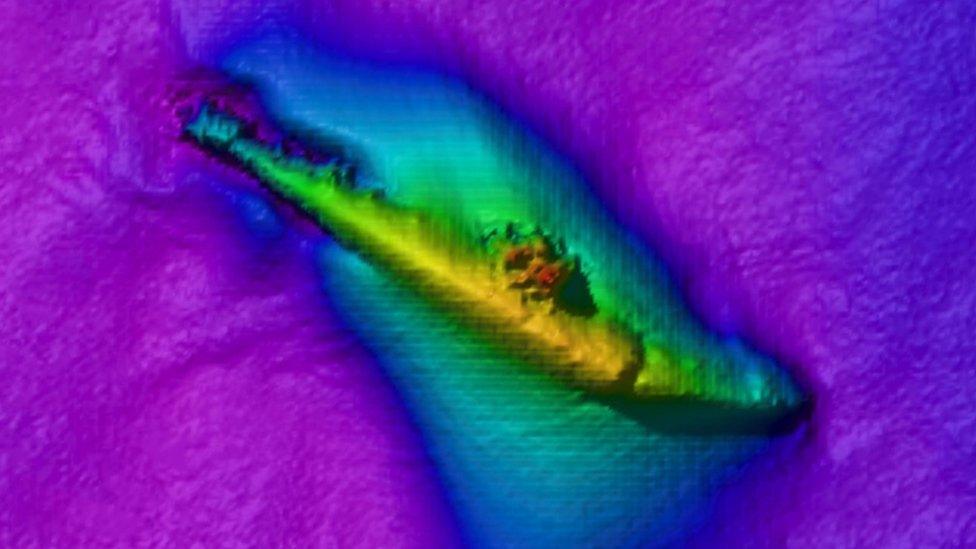 Sonar images shows a top-down view of HMS H5