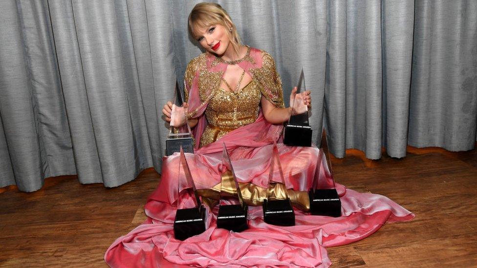 taylor-swift-american-music-awards.