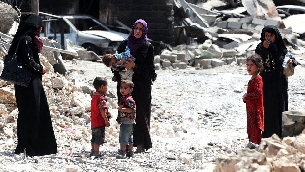 Iraqi civilians flee the fighting in the Old City of Mosul (4 July 2017)