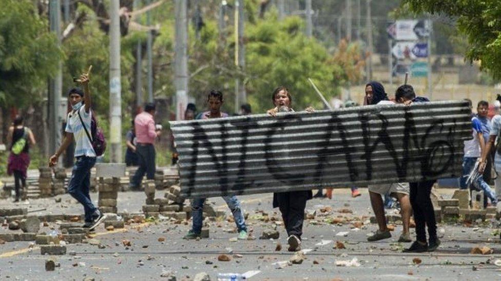 Demonstrators at the National University of Engineering (UNI) clash with anti-riot police over pension reforms 20 April 2018