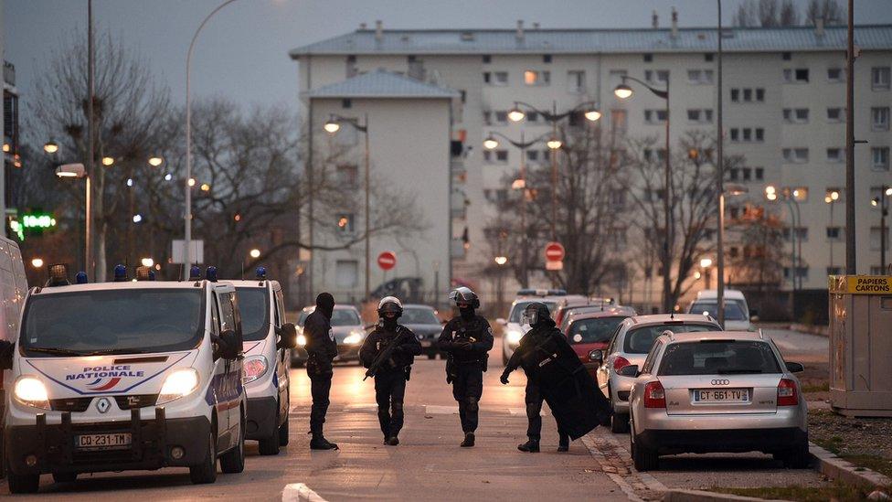 Members of the French police special forces take part in an operation on December 13, 2018 in the Neudorf neighbourhood of Strasbourg,