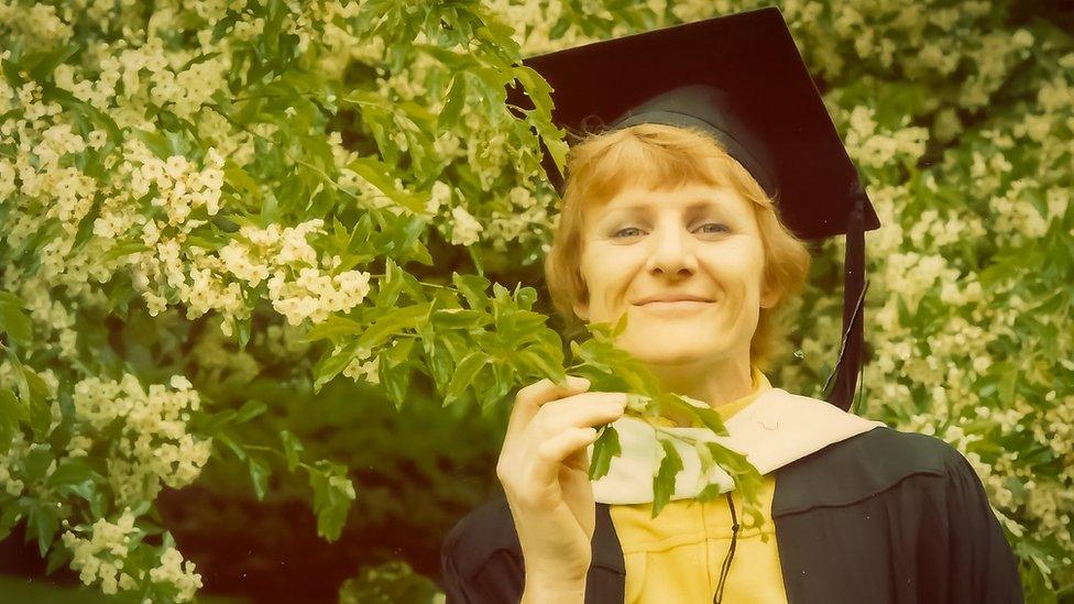 Rhyl: Sign-language poet Dorothy Miles honoured with plaque - BBC News