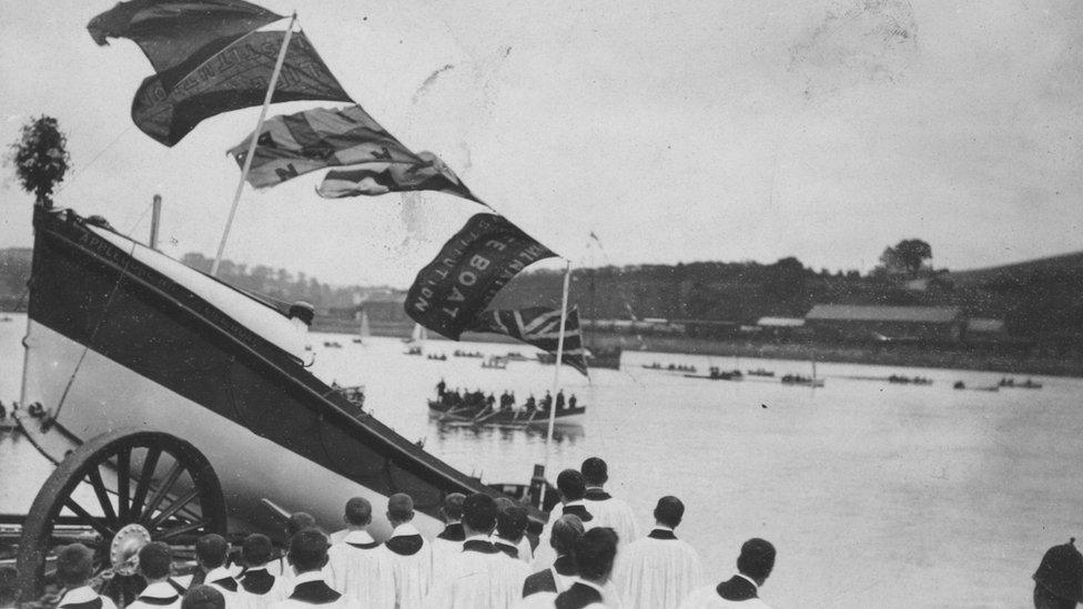 The launch of Jane Hannah MacDonald III on 31 August 1910 off Bideford Quay