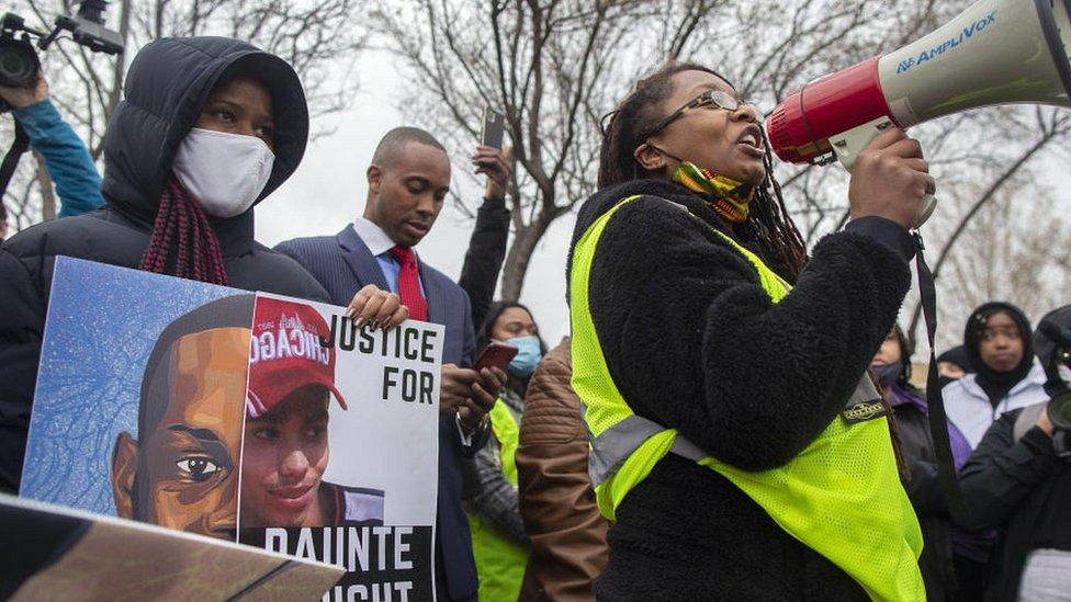 Protest in front of the Brooklyn Center police premises