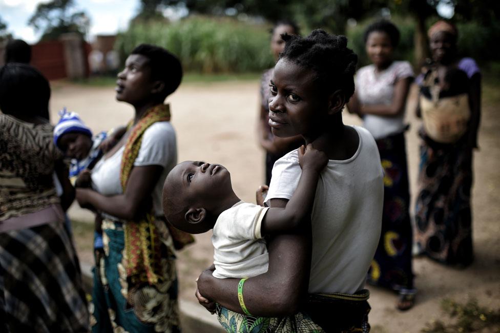 A woman holds her baby in Lilongwe (March 2016)