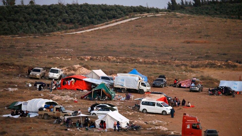 Displaced Syrians from the Deraa province wait in a makeshift camp near the town of Nassib to cross the Jordanian border (1 July 2018)