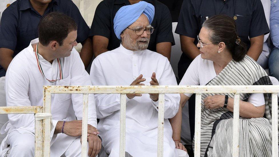 Former Congress President Sonia Gandhi, former Prime Minister Manmohan Singh and Congress President Rahul Gandhi during a meeting.