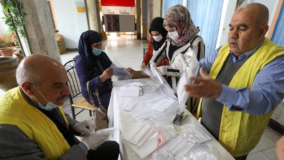 Iraqi volunteers make face masks to give to poor families in Kirkuk (3 March 2020)