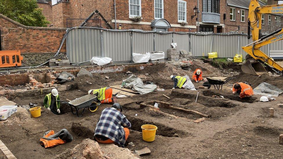 Archaeologists at work in Leicester