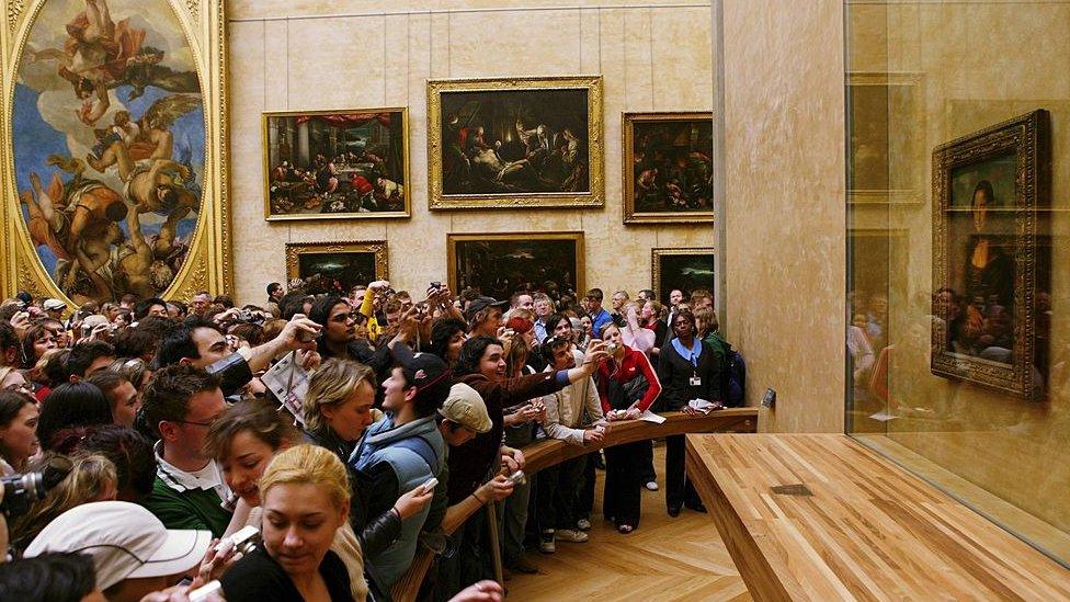 Salle des États with Mona Lisa in the Louvre