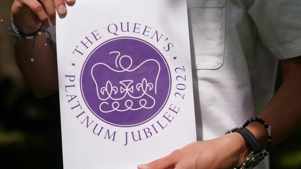 Queen's-Platinum-Jubilee-emblem.