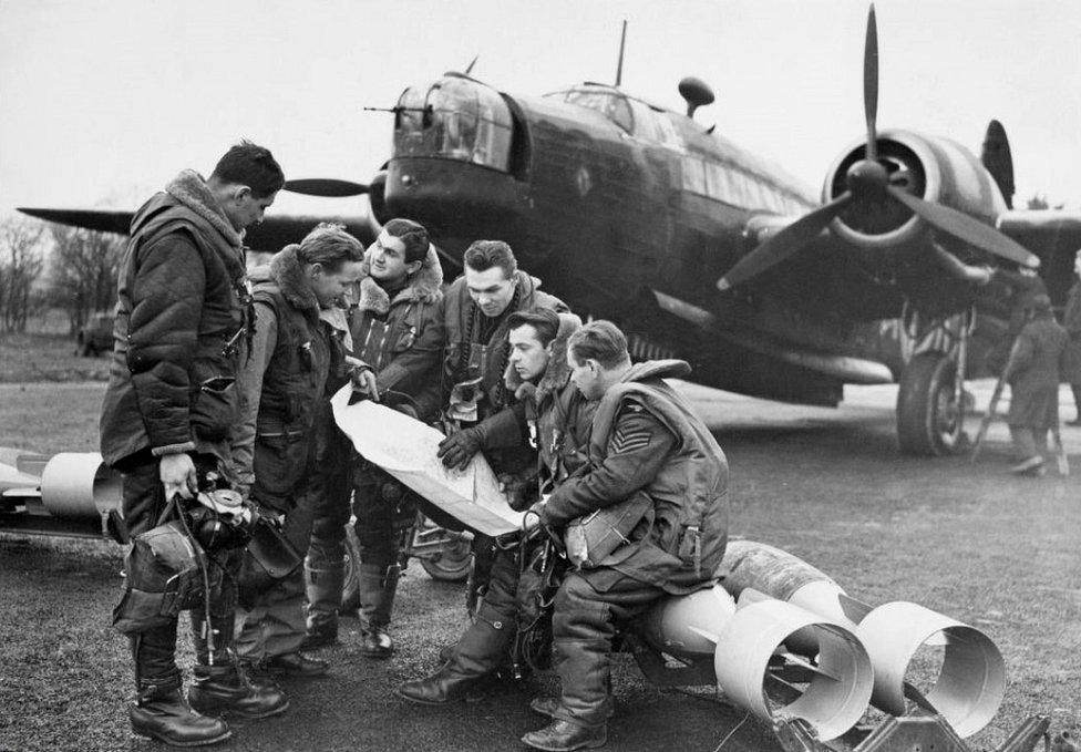 Wellington bomber and a crew in 311 Czechoslovak RAF Squadron, 12 Mar 41