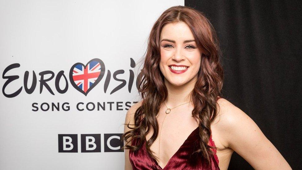 Mae gobeithion y Du yn Eurovision eleni yng ngofal Lucie Jones o Bentyrch