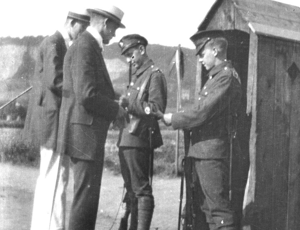 Showing Passes at Outpost Römlinghoven (Königswinterer Strasse) - 1919