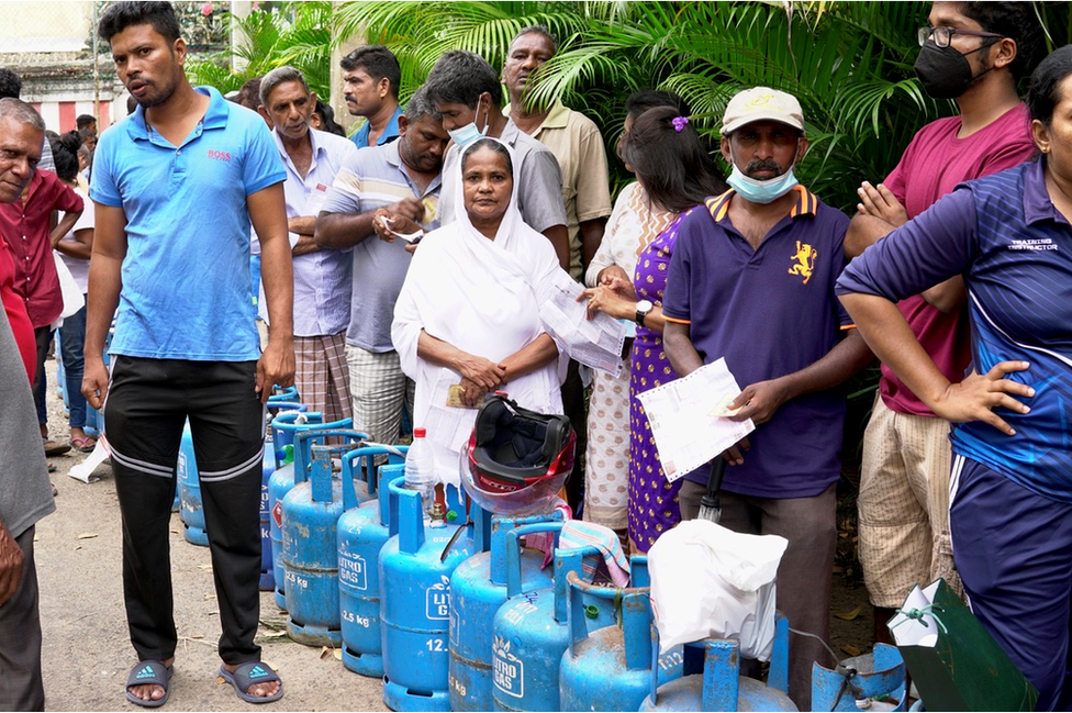 People wait to fill gas cylinders in Slave Island, Colombo, 11 July 2022