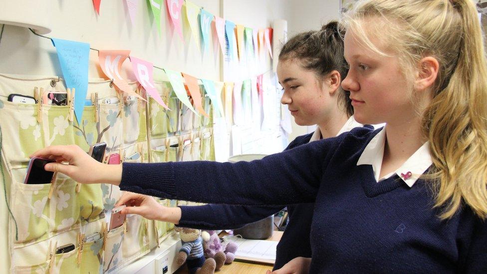 Girls give up their phones at Beneden for three days