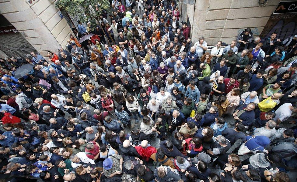 Hundreds of people wait outside a polling station set at Cervantes School in Barcelona, Catalonia, northeastern Spain, 01 October 2017