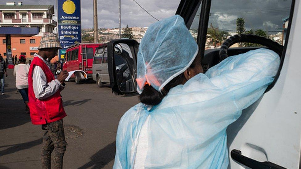 Doctors and nurses from The Ministry of Health and officers of the Malagasy Red Cross staff a healthcare checkpoint at the 'taxi-brousse' station of Ampasapito district in Antananarivo (05 October 2017)