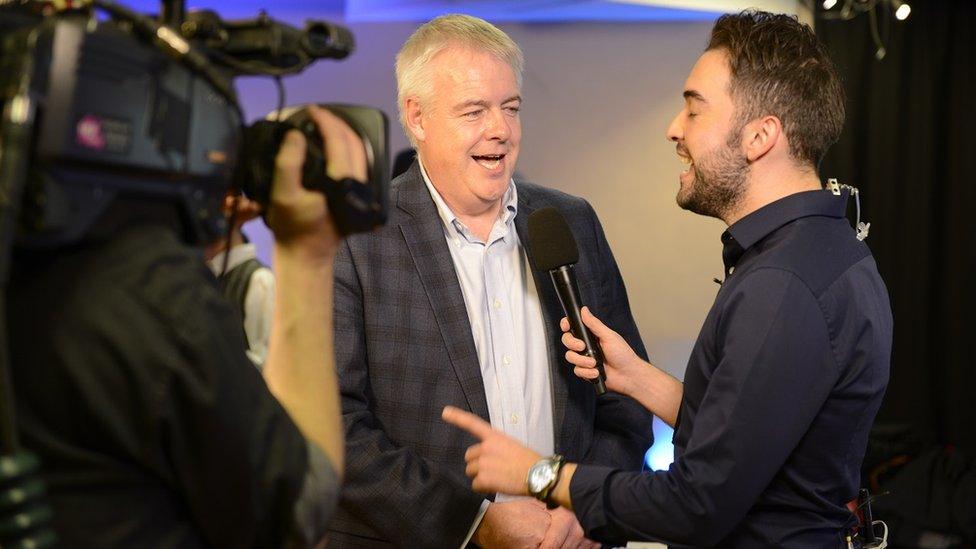 Yw'r Prif Weinidog yn cystadlu 'sgwn i?