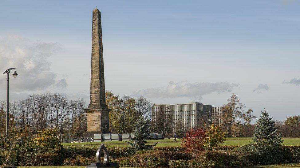 Daylight picture of Nelson's Monument in Glasgow Green surrounded by trees