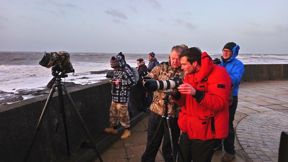 Yn amlwg dyma'r lle i fod i gael llun da o'r tonnau'n torri dros bier Porthcawl