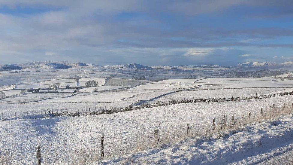 Blanced o eira yn harddu'r bryniau. Wedi ei dynnu ger Cerrigydrudion