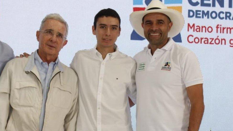 Juan Sebastián Rey poses for a photo with Álvaro Uribe