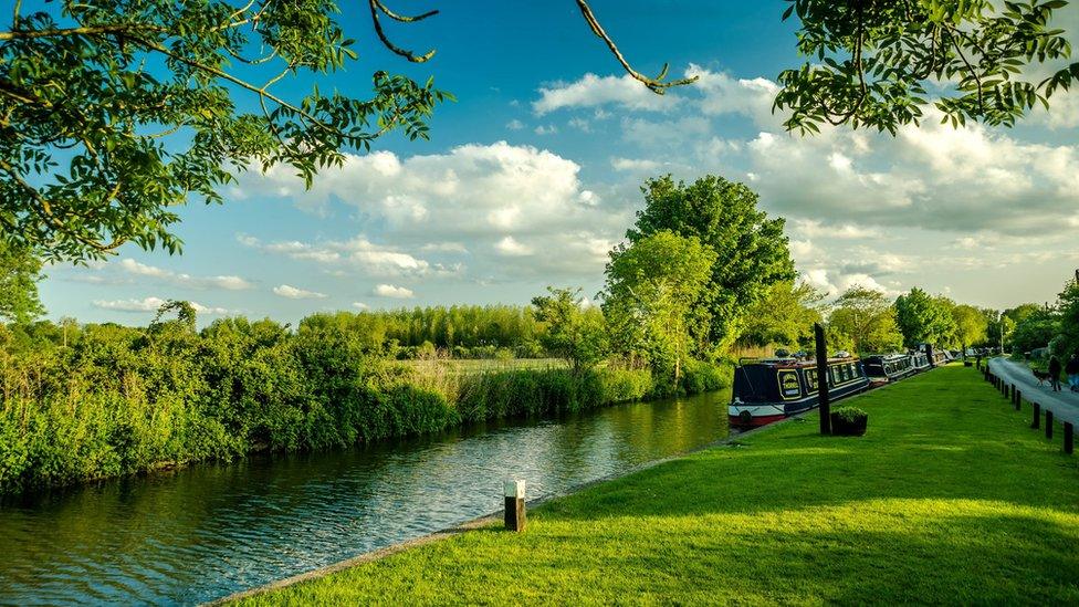The River Cherwell at Thrupp in the afternoon and sunset