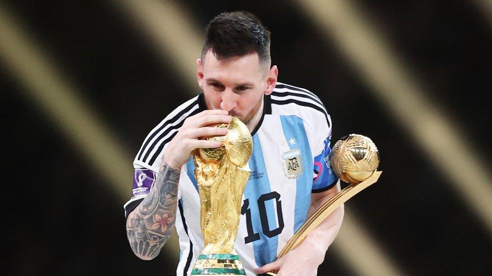 messi kisses world cup