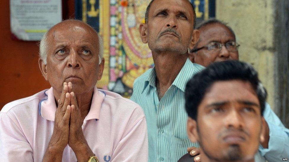 Onlookers at the Bombay Stock Exchange in Mumbai (24 Aug 2015)