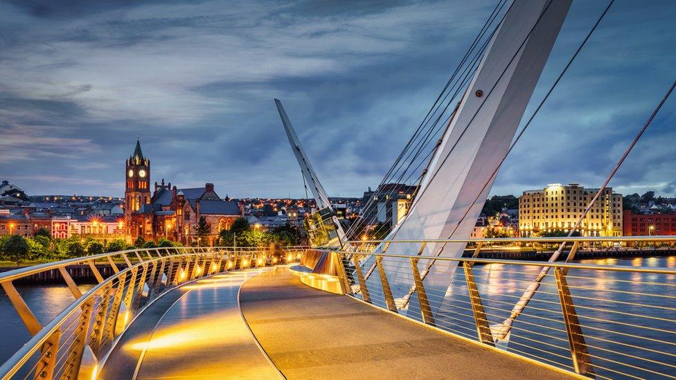 Illuminated Londonderry 'The Peace Bridge' over the River Foyle in Derry (Londonderry )