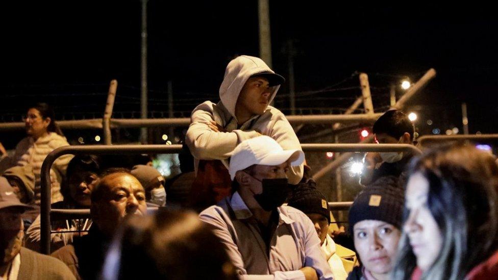 Relatives outside the Latacunga prison, 3 Oct 22