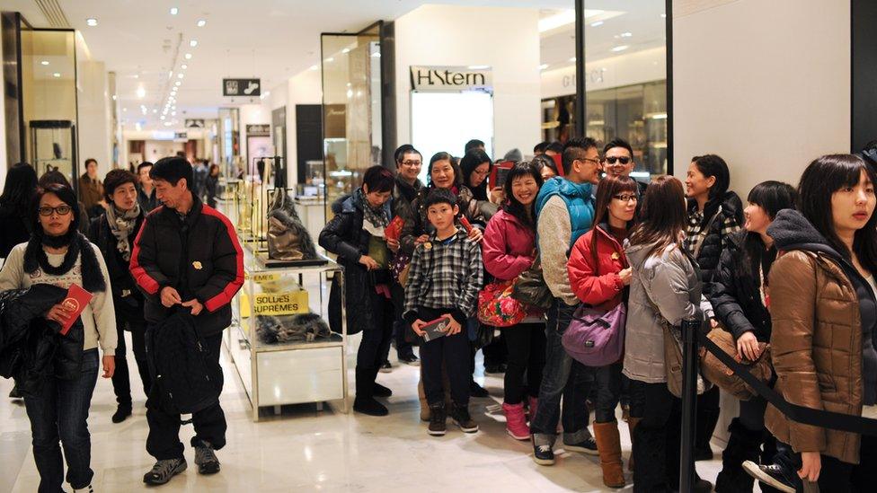 A queue of shoppers a Printemps