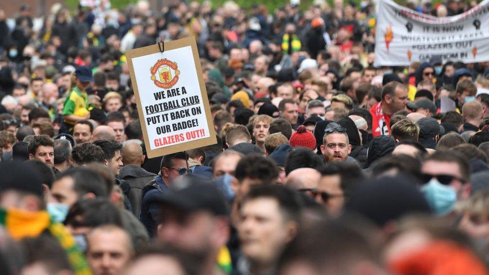 man-u-protests.