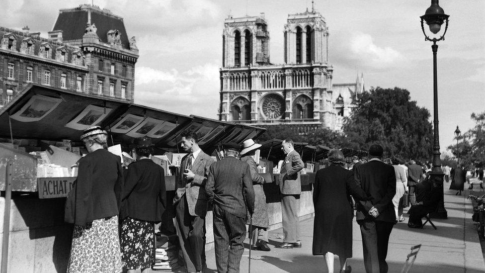 Bouquiniste in Paris (undated picture)