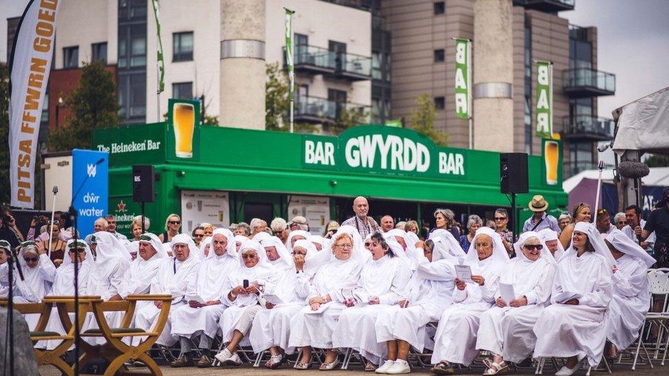 Teimlo'n sychedig? // Is this the queue for the bar?