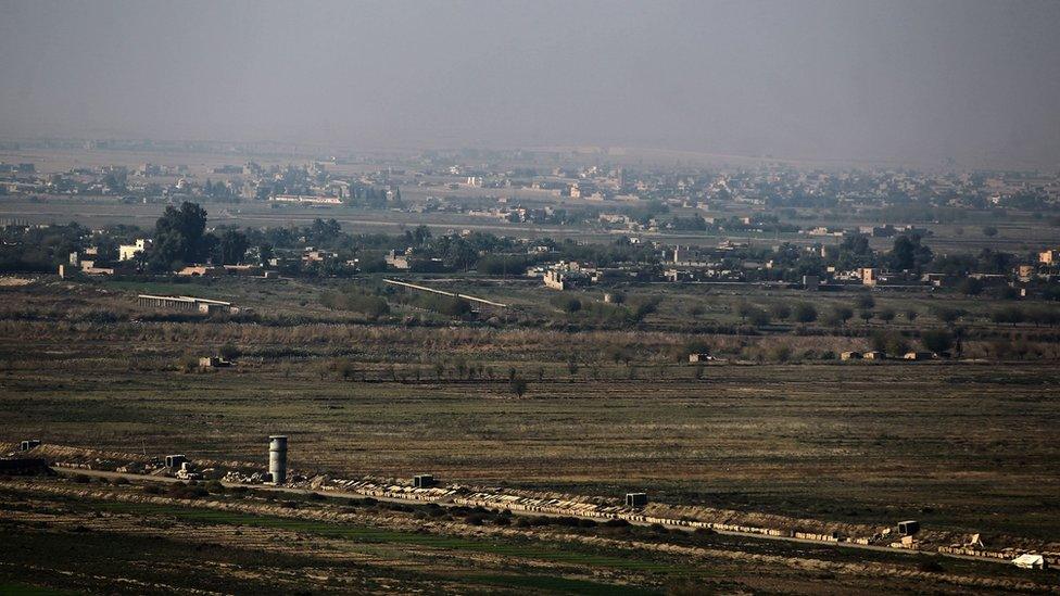 File photo showing the Syrian town of Albu Kamal from the Iraqi border town of al-Qaim (12 November 2018)