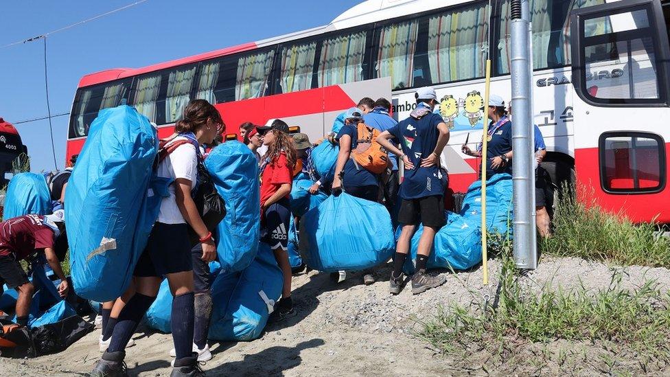 An image showing Scouts boarding a bus to leave the campsite in Saemangeum