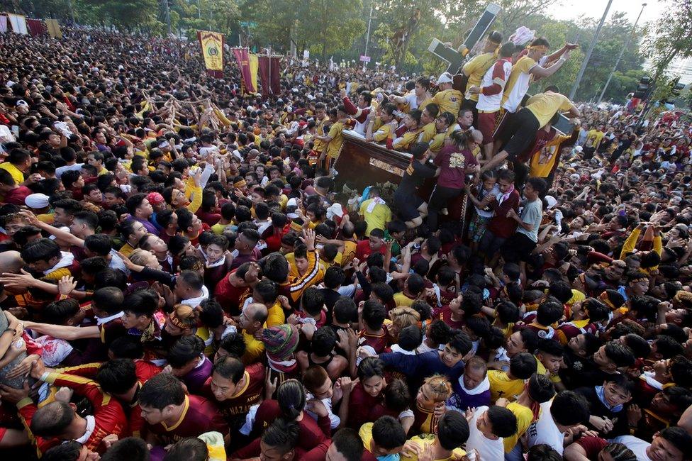 Crowds in Manila surround the Black Nazarene statue (9 Jan 2019)