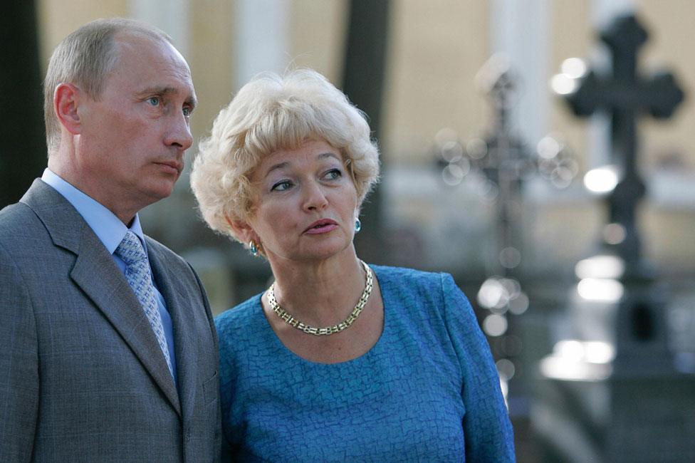 Vladimir Putin and Lyudmila Narusova revisit Sobchak's grave in 2007