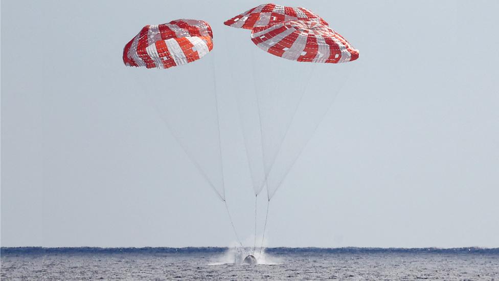 Orion capsule splashing into the ocean