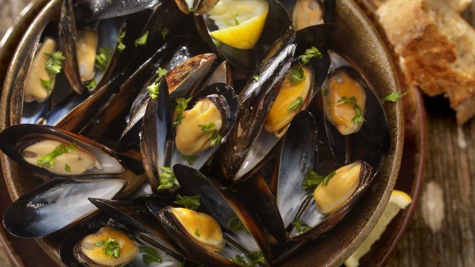 A bowl of mussels