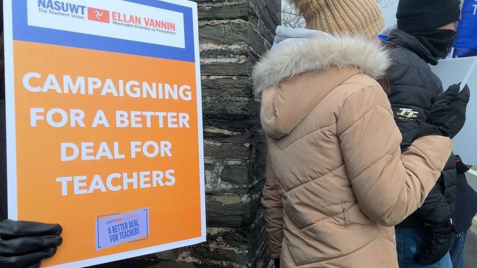 A sign being held up calling for a better deal for teachers