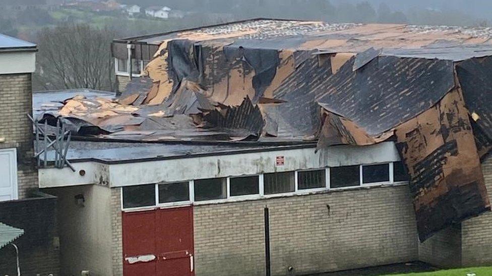 Mae rhan o Ysgol Bishop Hedley, Merthyr Tudful wedi chwythu i ffwrdd yn y storm