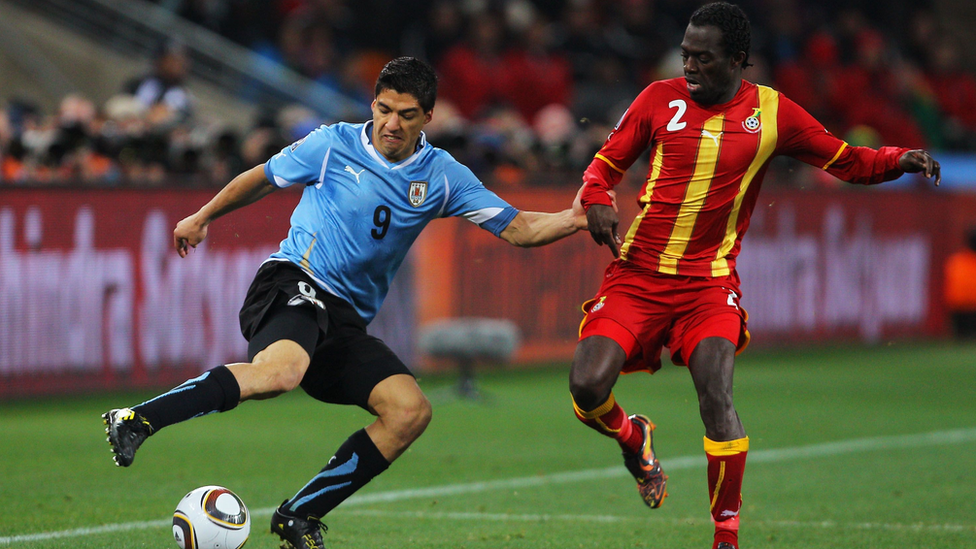 Sarpei (right) challenges Luis Suarez