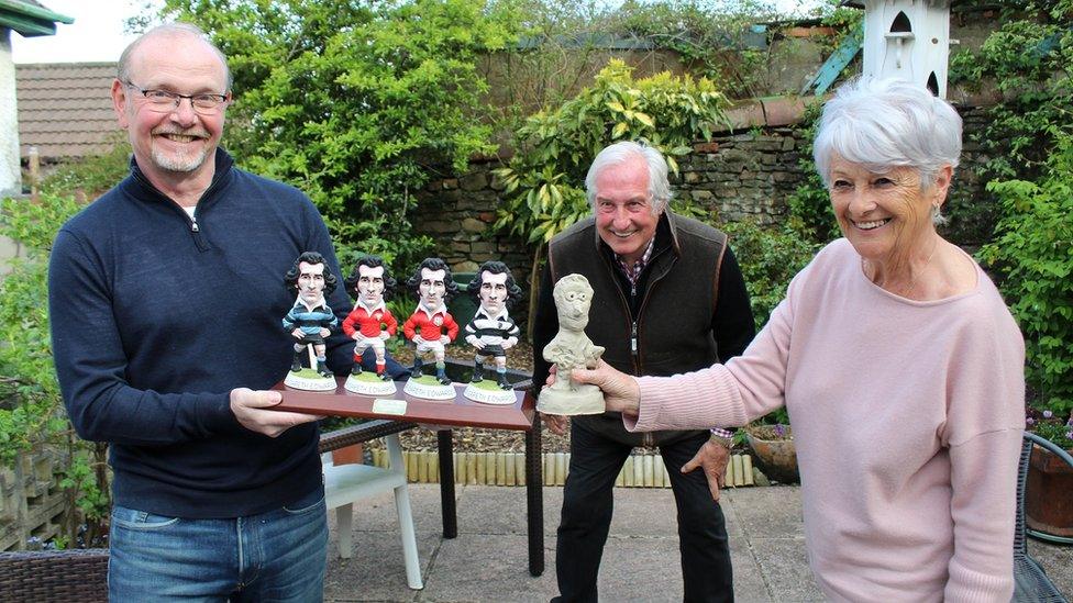 Gareth a Maureen yng nghwmni Richard Williams, sydd yn rhedeg y busnes modelau Groggs, ym Mhontypridd.